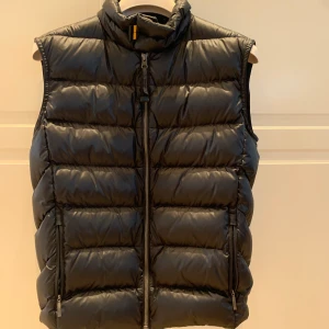 Parajumpers  - Säljer nu min parajumpers väst som är i sprillans ny sick till ett utmärkt pris.  Jag har köpt den på kidsbrandstore och alla taggar finns kvar inklusive QR SCANEN 