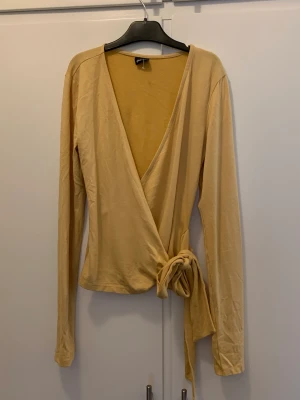 Omlott topp från Gina Tricot strl xs - Gul fin omlott topp i strl xs. Hej fint skick