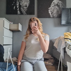 T-shirt  - ✨️älskar, har ett väldigt skönt matrial  Köpt förra året och inte använd sen i sommras☀️ Är i stl L, men ganska liten