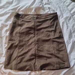 Mocka kjol - En jättefin mockakjol som enbart används 1-2 ggr 