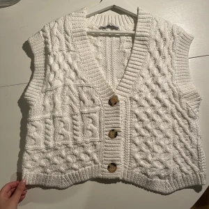 Mysig stickad väst - Jättefin stickad väst!! Använd ett fåtal gånger så i ett fint skick✨ 