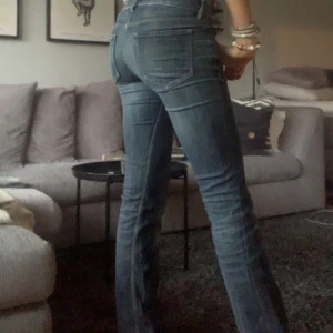  Mörkblå lågmidjade jeans -  Mörkblå lågmidjade jeans från & Denim köpta secondhand. Dem är storlek 24/ 32 men ganska stora i storleken då jag har 25/26 i midja och 34 i längden. Jag är 170 och jeansen når marken med skor. Skriv för fler bilder!!💓