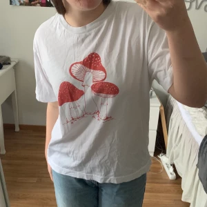 Tshirt med tryck - Jätte fin T-shirt med tryck från Monki 🍄Säljer för 80kr + frakt 📦Vid frågor eller önskemål om fler bilder är det bara att höra av sig 🫶🏼 Betalning sker via Swish eller ”Köp nu” funktionen 