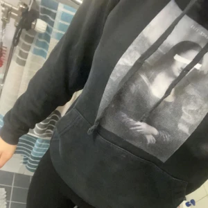 Hoodie  - The cool elephant hoodie använd ca 10 ggr men fortfarande i fint skick trycket är inte slitet storlek XS men passar en S också 150+frakt 🤩