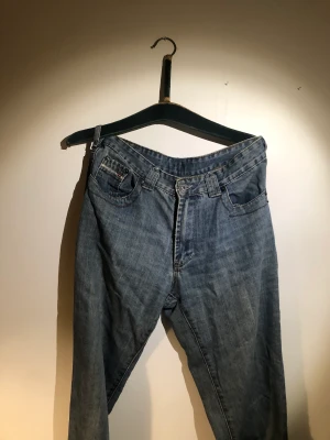 Jeans stlk 38 - Bra skick, bra jeansmaterial, blek blå färg