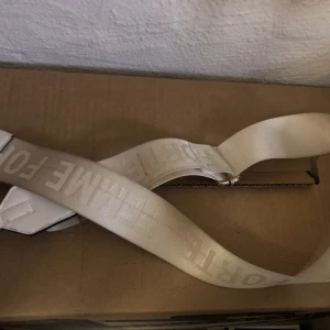 Väskrem  - Väskrem till handväska där det står ”Femme forte”