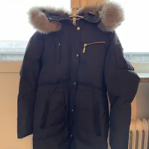 Använd vinterjacka i väldigt bra skick. Säljes för att jag köpt andra jackor jag tycker mer om 😊 Org. Pris. 5500kr