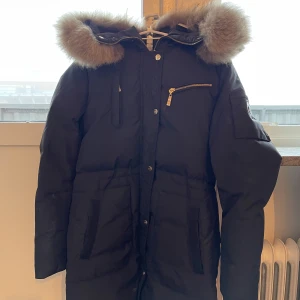 Hollies Down Jacket - Använd vinterjacka i väldigt bra skick. Säljes för att jag köpt andra jackor jag tycker mer om 😊 Org. Pris. 5500kr
