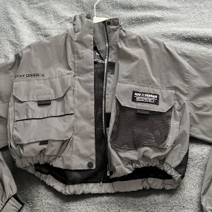 Bershka jacka - Använd en gång. Reflective jacket.”regn jacka” Ny pris på 360kr men säljer för 200kr 😁😁pris kan diskuteras 