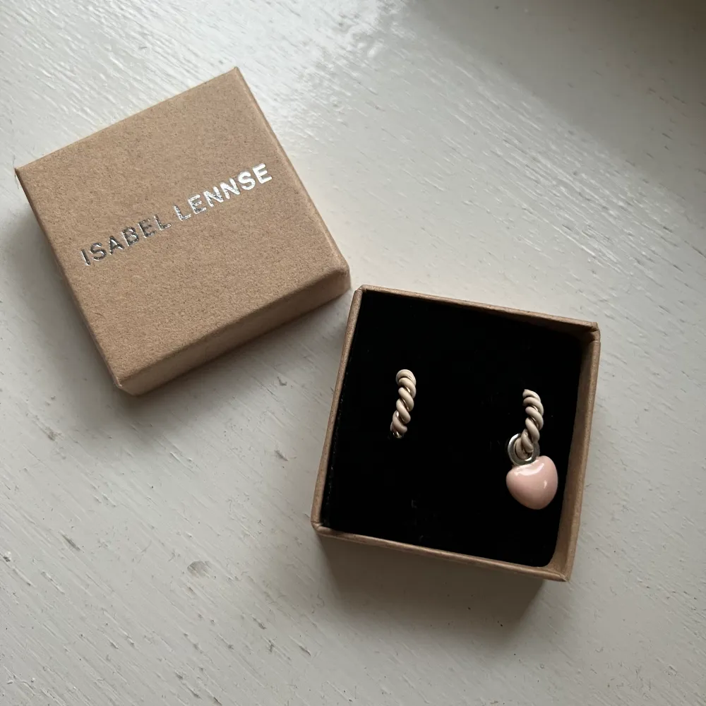 Isabel lennse sterling silver huggies/earrings with baby pink enamel and heart pendant, dm me if you want to see them on🌸. Accessoarer.