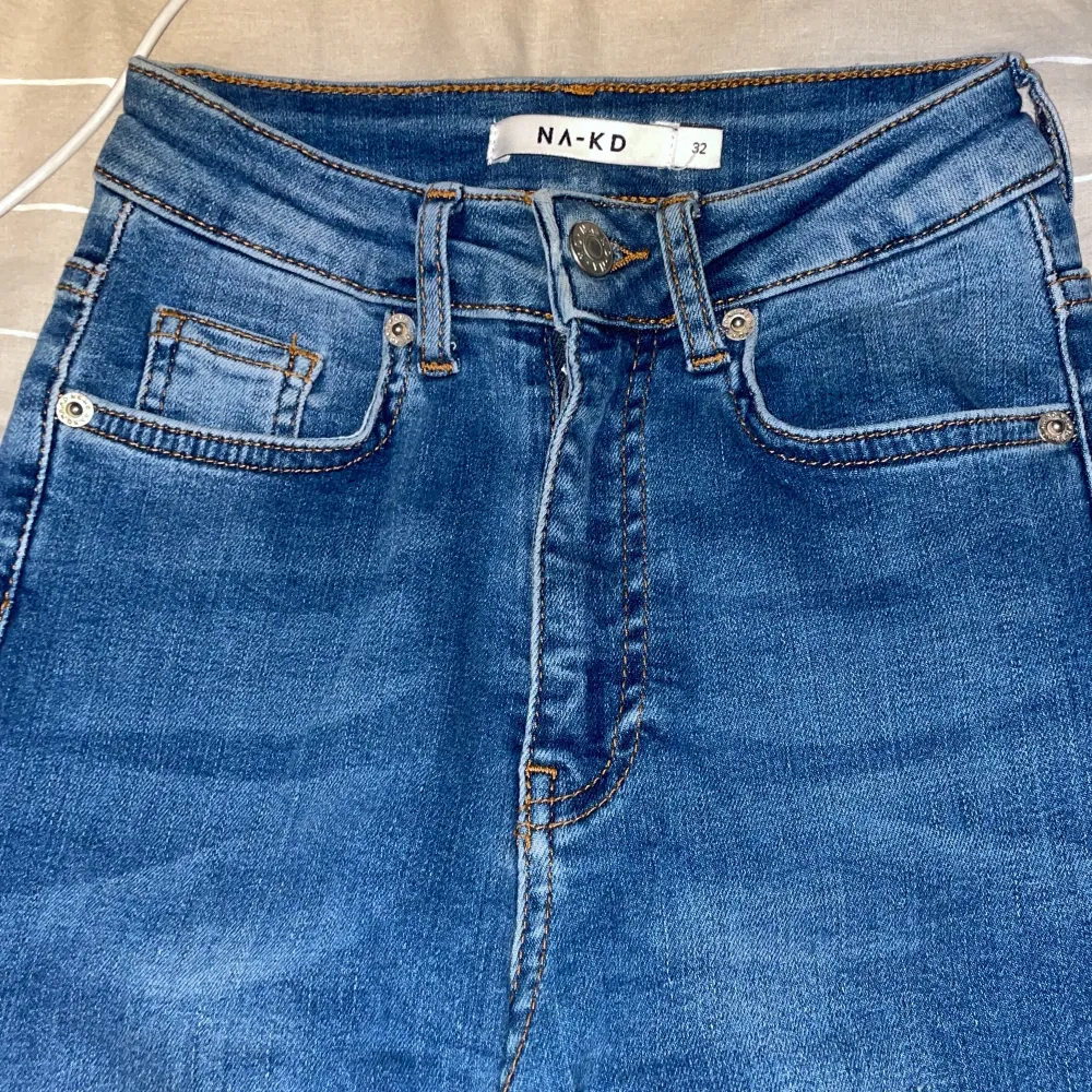 Blåa jeans som är använda 1 gång. Slitningar vid knäna. Stretchiga så passar 32 och även 34. Jeans & Byxor.