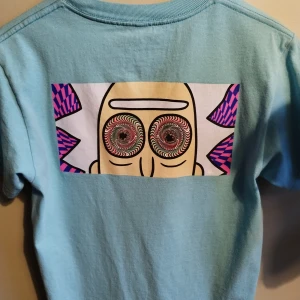 Rick and Morty  - Rick and Morty t-shirt från zomies i stl S unisex. Köpt här på plick, men den kommer tyvärr inte till så mycket användning och söker därför efter ett nytt hem.