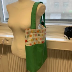 HANDSYDD TYGPÅSE  - Jättefin tygpåse som vi sytt för hand!  Vid intresse kontakta oss på Instagram via DM @nyttosnyggt.uf Frakt ingår💕