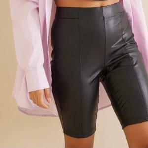 Skinnshorts - Skinnshorts från Nelly. Helt oanvända med prislappen kvar. Säljs på hemsidan för 249 kronor. 