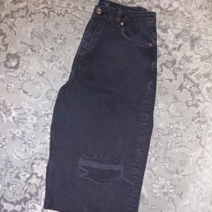 Jeans med vida ben - Jeans med "hål" på vardera ben. Vida ben. Oanvända endast testade. Stl 32/32