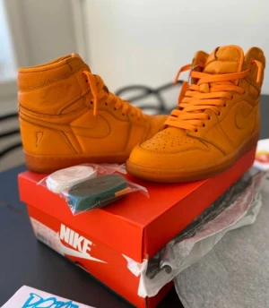 Jordan 1 gatorade pack orange - Säljer nu ett par par Jordan 1 storlek 40.5 som kommer med tiden öka med sitt pris det är en bra investering men är behov av pengar det är på grund av det jag säljer dom.
