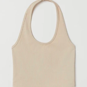 beige halterneck - ANVÄND INTE KÖP DIRKET FUNKTIONEN UTAN KONTAKTA MIG INNAN!  halterneck ifrån hm i en beige färg. aldrig använd och säljer då den är för liten för mig. kontakta mig vid frågor eller funderingar!💓🫶🏼