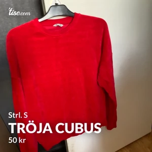 TRÖJA CUBUS - Röd tröja från Cubus, mer åt det mörk/vinröda håller i verkligrnheten och inte så skrikig som den ser ut på bilden. Den svarta bilden är samma modell men säljer den röda! Eventuell frakt betalas av köparen!