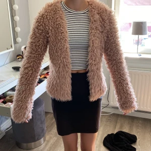 Kofta/jacka - Har använts några få gånger. Den är från Gina Tricot. Säljer för att jag aldrig använder den❤️