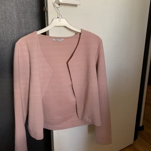 BLAZER  - Superfin blazer från only i strl. M. Passar även s/xs beroende på hur man vill att den ska sitta. Gammelrosa färg och lite ribbat tyg vilket gör den supermysig! Eventuell frakt betalas av köparen!