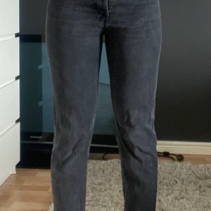 Jeans  - Svarta urtvättade Jeans ifrån bikbok. Storlek S