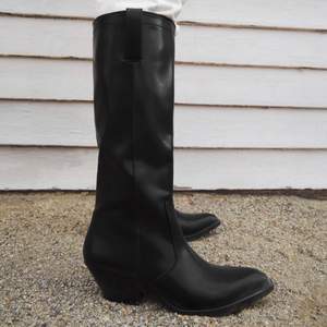 Svarta boots med ungefär 5 cm klack❤️ Aldrig använda
