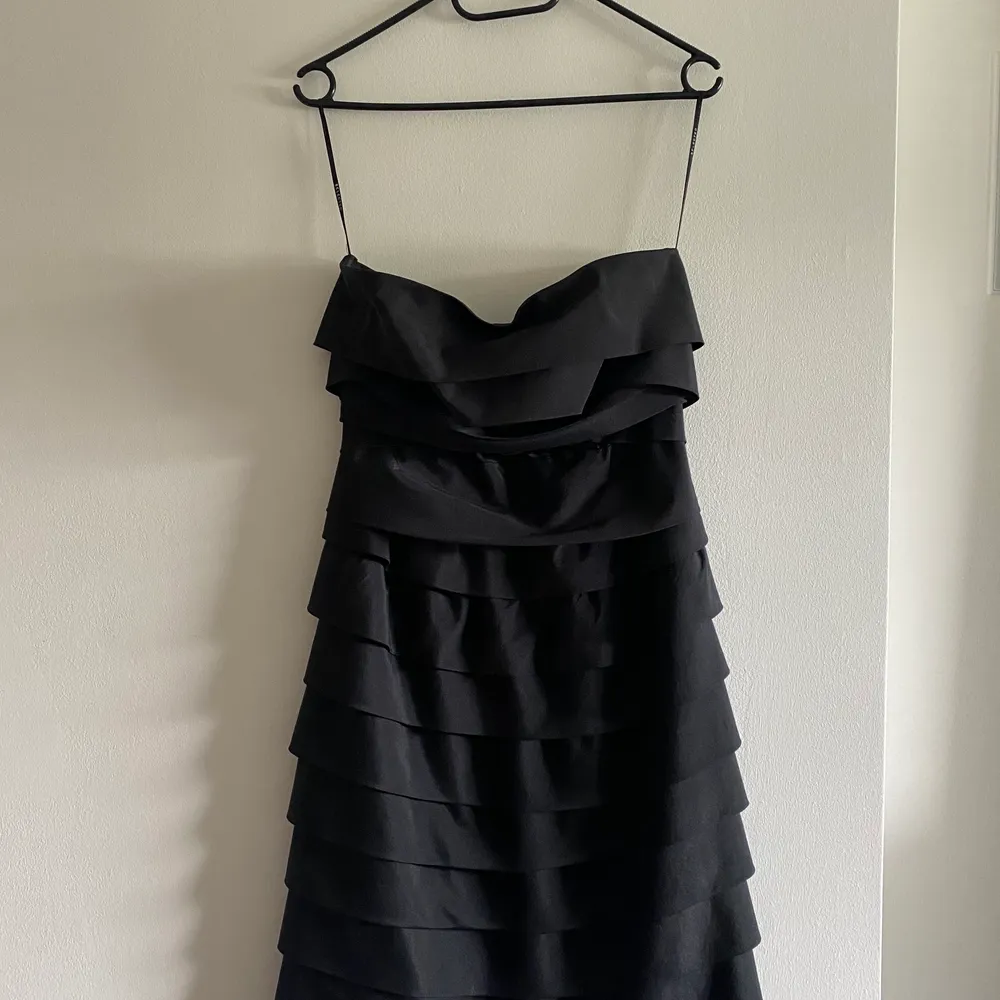 Säljer denna svarta klänningen. Perfekt till en utekväll.. Klänningar.