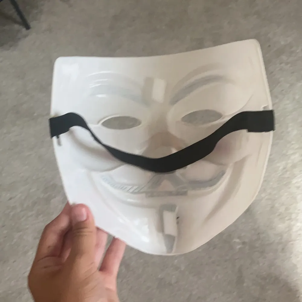 En mask som jag har använt 4gånger. Det är inga skador❤️. Övrigt.