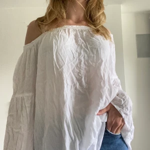 Vit tröja - Säljer denna vita tröja från lager 157. En härlig och luftig tröja.