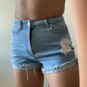 Blå jeansshorts - Köparen står för frakten. Priset kan sänkas vid snabbt köp. Hör av dig vid fler frågor🤗