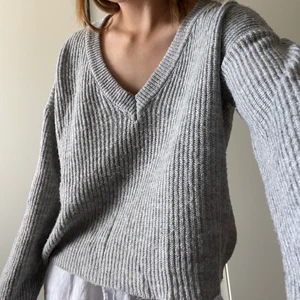 Grå stickad tröja - Köparen står för frakten. Priset kan sänkas vid snabbt köp. Hör av dig vid frågor🤗