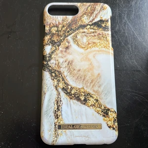 IDEAL OF SWEDEN SKAL IPHONE 7/8+ - Ett ska från ideal of sweden för iPhone 7+/8+, använt få tal gånger, inga skador, skriv för mer information eller bilder! Köptes för 400kr säljs nu för 100kr