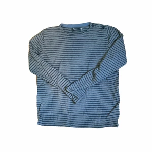 randig tröja  - skön randig tröja i grå, hör av dig vid intresse 👍