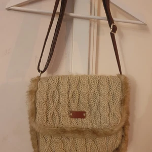 En stickad mysig väska aldrig använd - En stickad mysig väska som är oanvänd.