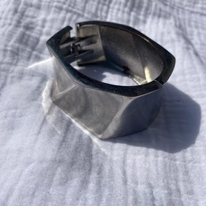 Armband - Säljer ett armband i silverfärg. Använd några gånger men i bra skick🌸🌸