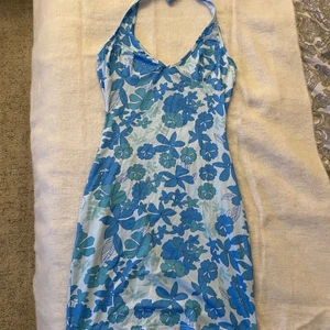 Halterneck klänning - Säljer denna klänning från Shein i storlek M  då den ej kommit till användning. Den är i fint skick och aldrig använd💓 Köparen står frakten (spårbar)☺️