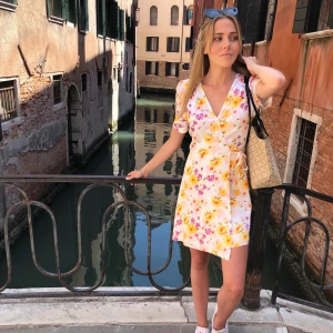 Blommig klänning  - Jätte fin omlottklänning med härliga blommor på från & other stories i stl 34. Endast använd ett fåtal gånger så den är i väldigt fint skick.