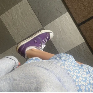Converse  - Lila Låga converse som inte kommer till användning 