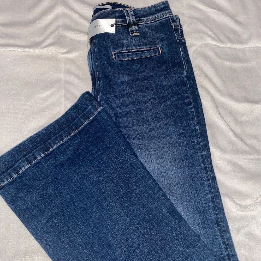 skitsnygga jeans köpta på loppis men då är för stora för mig helt nya💞 modell belle . Jeans & Byxor.