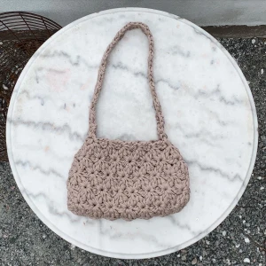 Virkad väska  - Handgjord virkad väska i 100% återbrukat material. 