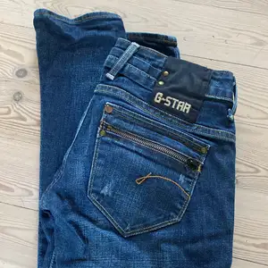säljer dessa jeans från G-STAR. Lågmidjade och super coola! Tyvärr är de för små för mig, inga större texken på användning.