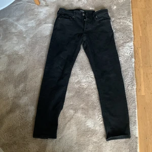 Jeans svarta - Säljer ett par svarta jack and jones jeans svarta ganska nya men passar inte mig köpt för 500
