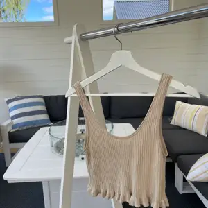 Croppad stickat linne med volang nertill i beige från Zara i storlek S som tyvärr inte kommit till användning. Skriv om du har frågor eller för att diskutera pris💘