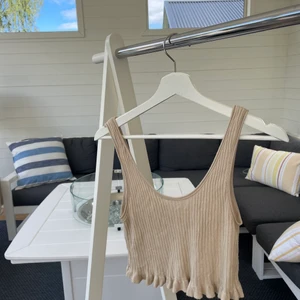 Stickat linne - Croppad stickat linne med volang nertill i beige från Zara i storlek S som tyvärr inte kommit till användning. Skriv om du har frågor eller för att diskutera pris💘