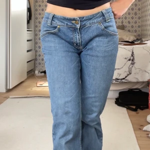 lågmidjade jeans - Blåa lågmidjade jeans från Dobber, står att det är storlek 30/32 men de passar mig som vanligtvis har 26/27. Lite slitningar längst ner (bild 3), som gör jeansen snyggare enligt mig. Annars i mycket bra skick! Jag är 163cm som referens.