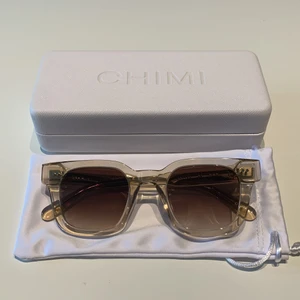 Chimi 04 Ecru - Helt oanvända CHIMI 04 Ecru, fodral och oöppnad putsduk medöljer. Säljer pga av att jag använder ett annat par och har ingen användning för dessa.