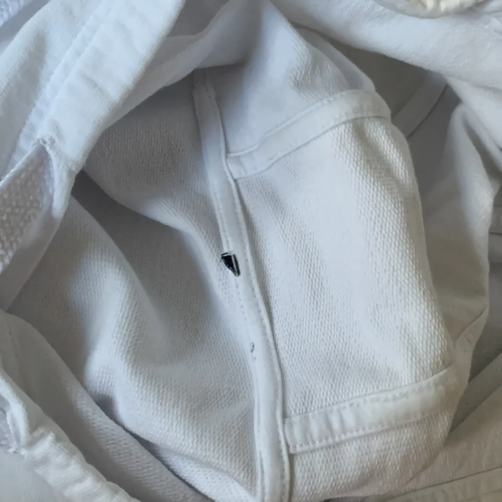 Säljer en vit Armani hoodie från nk köptes får 1200 jag har tagit bort lappen för den stikker i nacken men ni har den andra lappen som jag har tagit kort på som bevis att den e äkta den är för liten för mig. Hoodies.