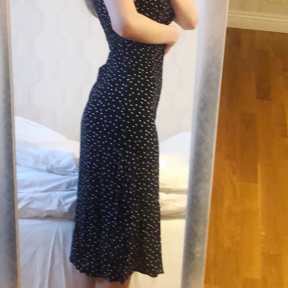 Svart prickig klänning från NA-KD som är lite stor för mig i midjan. Klänningar.