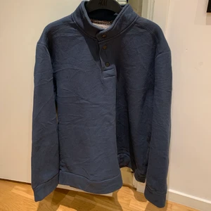 fleece - mörkblå fleecehoodie med vaddering på insidan och coolt material ⚡️ märket är ”jeremiah and sons” och det står storlek xl men den passar mig smått oversized som är 163cm lång! skulle mer säga storlek m 