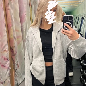 WEEKDAY siphoodie stl S - Jätteskön zipphoodie, använd väldigt fåtal gånger och är som nyskick, köpt för 400. Säljer då jag har två 